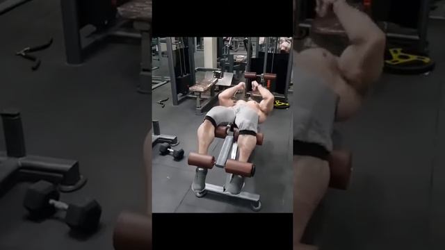 Bodybuilder Reza Ahmadi flexing muscle смотреть онлайн