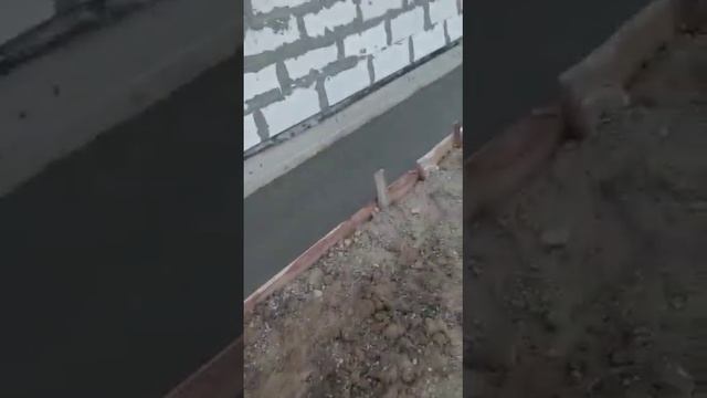 отмостка вокруг дома #отмоска #строю сам # мини дом #огород #газоблок #терраса #home смотреть онлайн