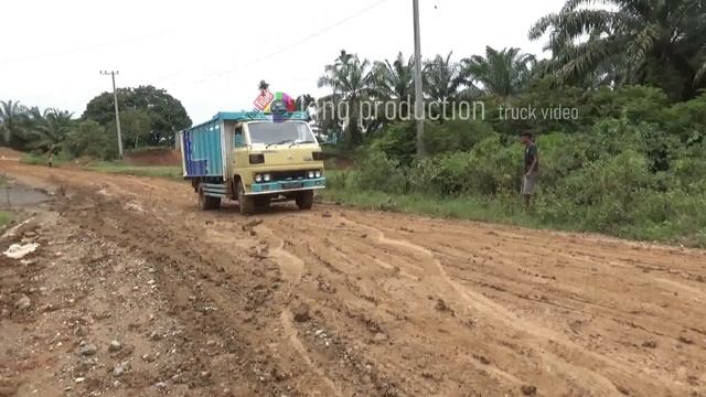 NAFAS TUA JIWA MUDA, UMPLUNG NEKAT MUATAN 10 DI TANJAKAN BERLUMPUR смотреть онлайн