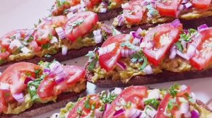 Бутерброды с авокадо, томатами и красным луком.   Невероятно яркая, вкусная и аппетитная закуска!!!