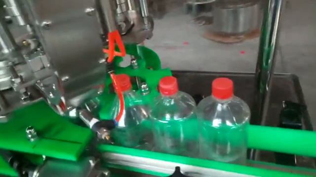 Автомат укупоривания ПЭТ. Тестирование укупорочного автомата на шесть головок.