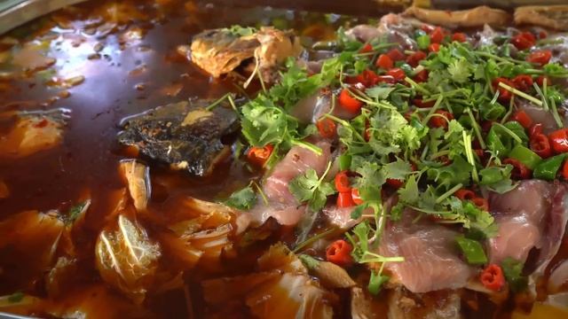 9斤草魚，二弟做“魚火鍋”，麻辣入味，湯汁拌飯吃過癮｜Mukbang【鐵鍋視頻】