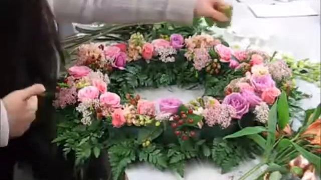 Праздничный венок из живых цветов: мастер-класс смотреть онлайн