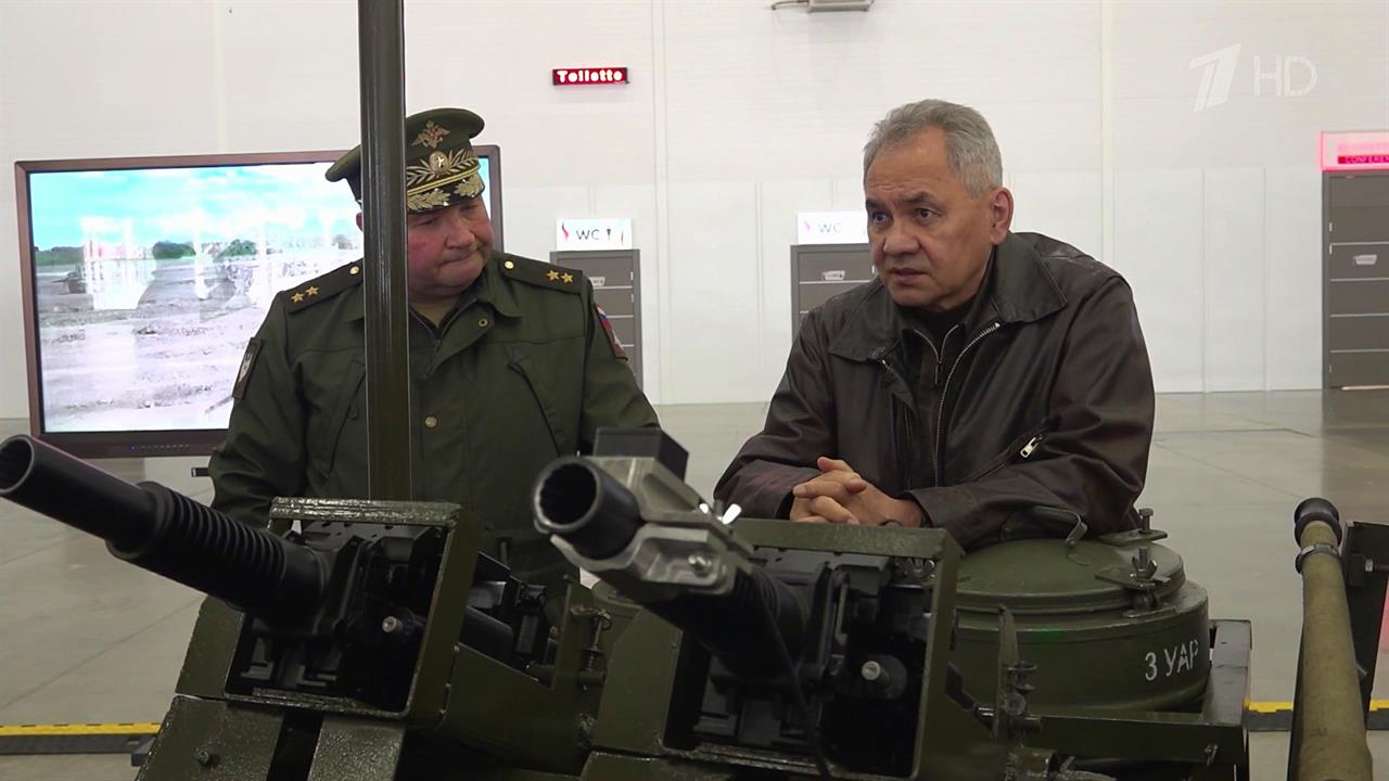 В подмосковном "Патриоте" Сергею Шойгу показали новейшие образцы оружия и техники