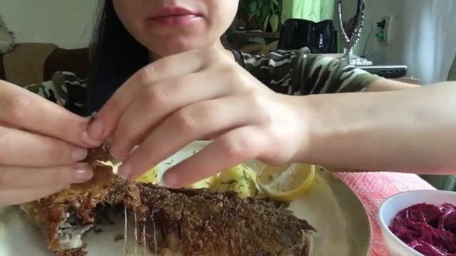 Мукбанг Большой жареный карась С хрустящей корочкой ???❤️ смотреть онлайн