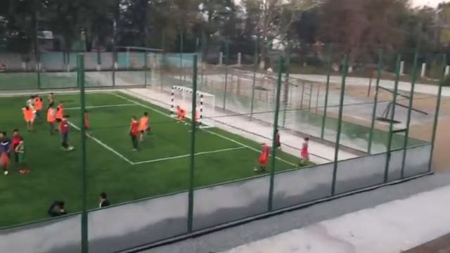 Семейчанин на свои деньги построил мини-стадион смотреть онлайн