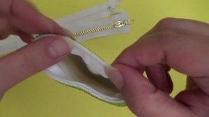 Как вшить молнию в монетницу из бисера.  Вязание крючком с бисером