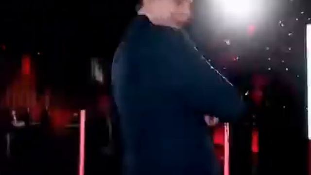 Мужик пытается всё время смотреть в камеру смотреть онлайн