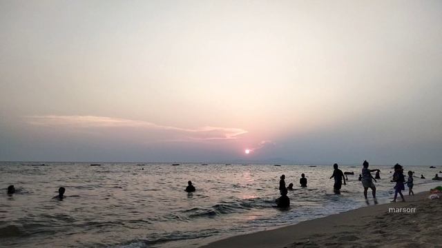 просто море, летуны, закат и месяц. набережная и люди