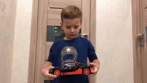 Новая Бугатти Вейрон. Марк уменьшился и катается на машинке. Видео для детей.