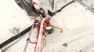 Зимняя заливка армпояса здания автобетононасосом.