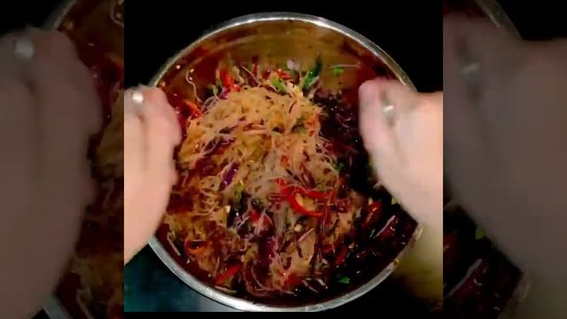 Фунчоза с красной капустой и жареной курицей смотреть онлайн