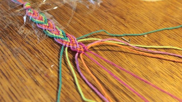 как плести фенечку легкую и красивую смотреть онлайн