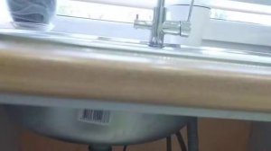 Мойка у окна в маленькой кухне