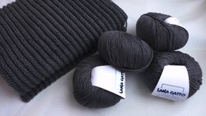 Несколько процессов в работе: шарф, шапки, носки. Оформила вышитые картины.