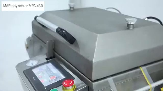 Видео работы напольного запайщика лотков с едой. Трейсилер с ножом для обрезки по контуру