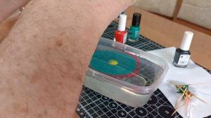 Покраска воблера при помощи лака и воды.