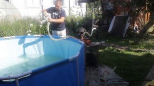 Выкачиваем воду из каркасного бассейна.
