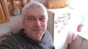 Сосед на кухне. За стеной соседи шумят дрелью. Звук от дрели