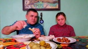 МУКБАНГ / Чипсы я пока не буду. Надо горло смочить. Вот так и живем