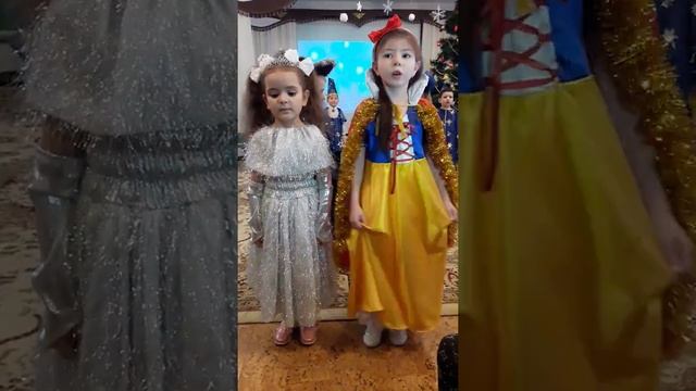 Доча мая снежная королева Агния с Белоснежкой Алиной пают песню.... смотреть онлайн