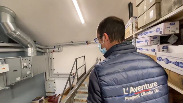 Dans les entrailles du Magasin Pieces Detachées Classic de l’Aventure Peugeot смотреть онлайн