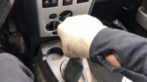 Как снять ручку мкпп Renault Logan