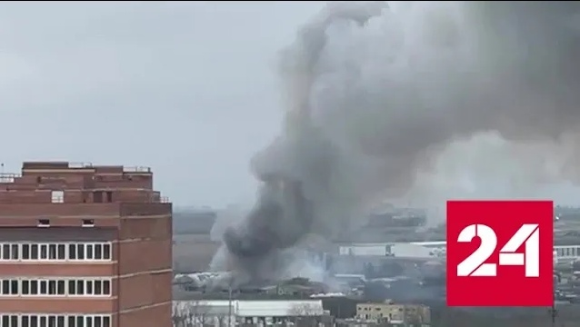 Очевидцы сняли на видео горящие ангары с целлюлозой в Аксае - Россия 24 
