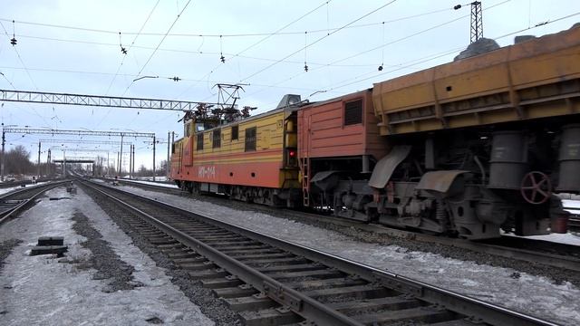 Тяговый агрегат НП1-014 с гружеными думпкарами смотреть онлайн