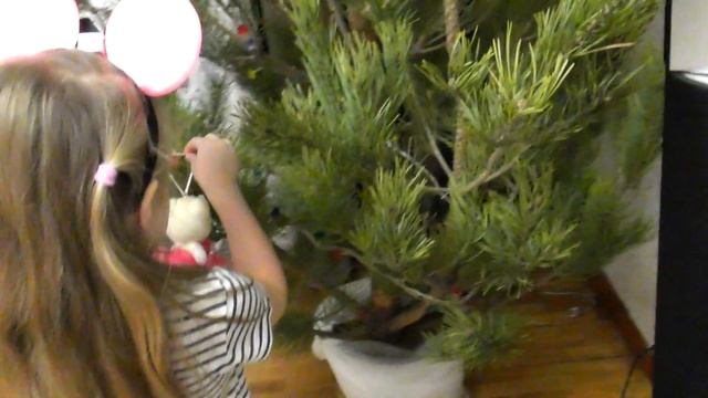 АНЮТА УКРАШАЕТ ЕЛОЧКУ?РИСУЕМ СНЕЖИНКИ С ИСКУССТВЕННОГО СНЕГА❄Decorate the Christmas tree for Kids смотреть онлайн
