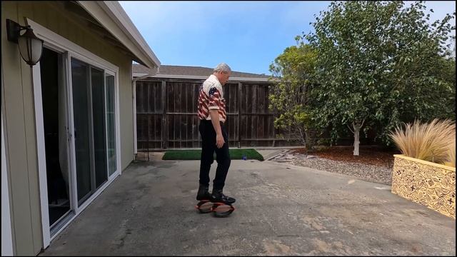 Блогер скачет как кенгуру, а тетя Света за него переживает смотреть онлайн