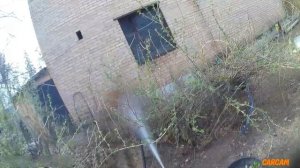 Вырыть траншею под водопровод керхером.