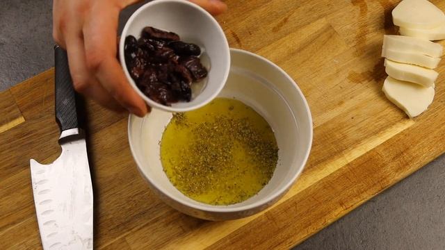Салат с рукколой и моцареллой с оливками