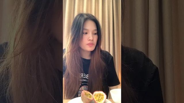 Вьетнамка кушает лайм и маракую смотреть онлайн