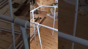 Ограждение для смородины из пластиковых труб.