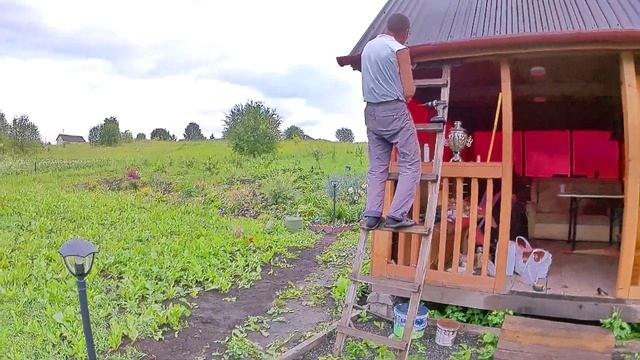 Установка желоба на крыше.  #сад,#садсвоимируками.