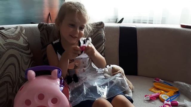 Наш юный ветеринар. Переноска с собачкой. Our young vet. Carrying with a dog. смотреть онлайн