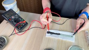 Эксперимент с цеолитом и шунгитом при помощи вольтметра. Каменная смесь из шунгита цеолита и Кварца.