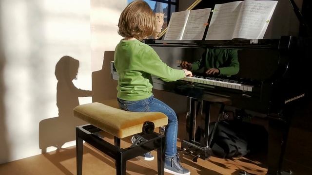 Maddox Marsollek, 6 Jahre - Rondo in G-Dur von Reinhold Glière, Op 43, 6 смотреть онлайн