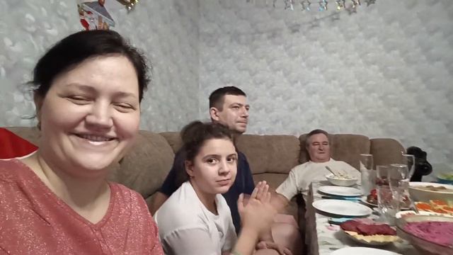 Подготовка и встреча Нового года: елка, покупка продуктов, праздничный стол, гости, подарки/Воронеж