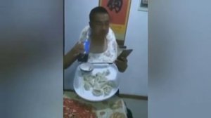 Крышка унитаза вместо стола!