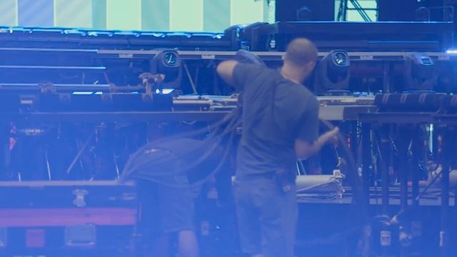 Rebel Heart Tour Behind The Scenes - The Stage Build смотреть онлайн