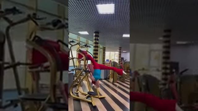 Волочкова использует тренажёры по своему! Упражнение на растяжку и пресс!