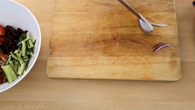 Бомбический салат из говядины и овощей с ореховой заправкой.