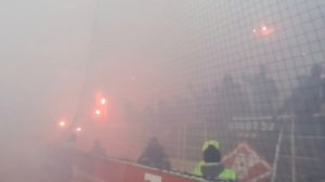 Фанаты ЦСКА закидали сектор болельщиков Спартака файерами