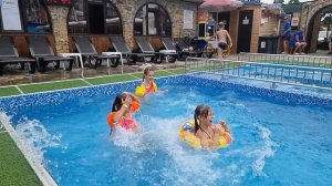 Дети в бассейне на дне рождения одноклашки Алины!