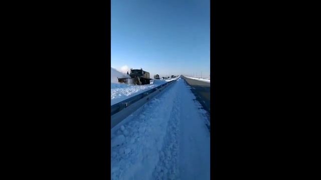 В Челябинской области чистят дороги после бурана смотреть онлайн