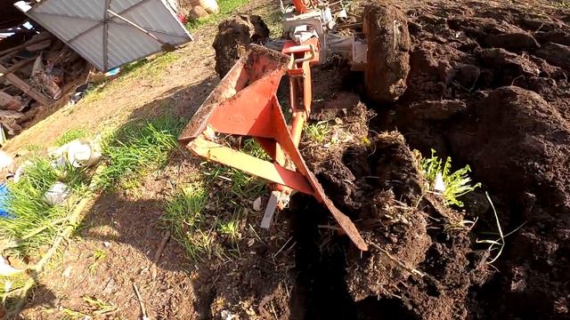Он это сделал. Пашем утоптанную землю мотоблоком и ровняем фрезой.He did it. We plow the land.