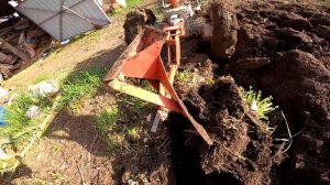 Он это сделал. Пашем утоптанную землю мотоблоком и ровняем фрезой.He did it. We plow the land.