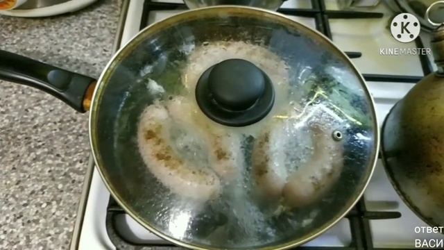 Дворник превращает колбаски в фарш смотреть онлайн